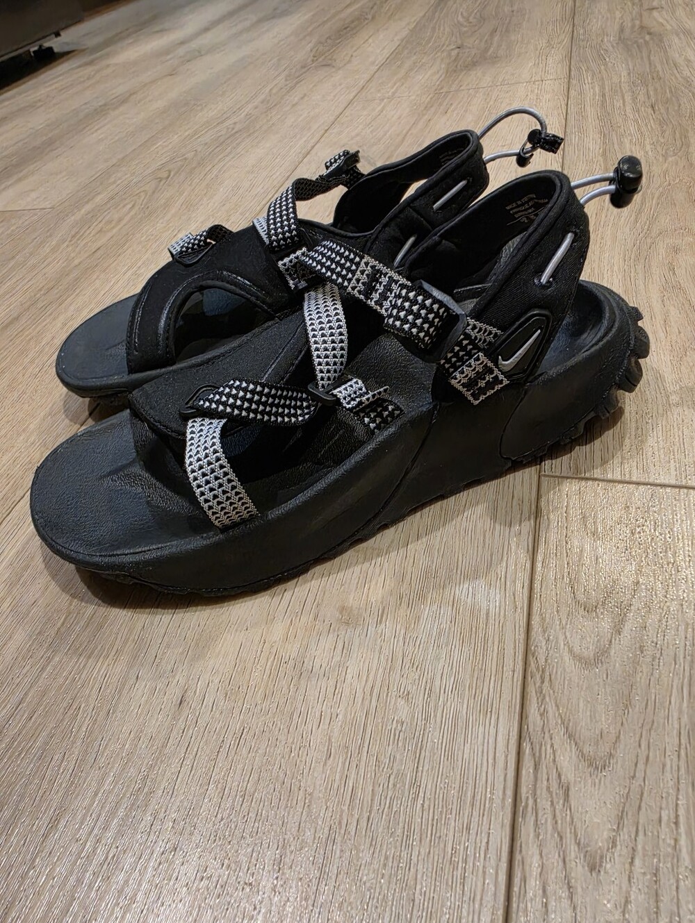 Nike Women’s Size 6 Black Gray Y2K Outdoor Hiking Sport Sandals - Picture 2 of 7